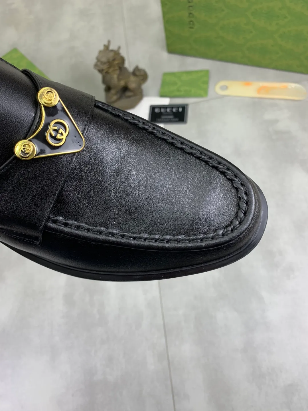 Men's shoes💰P500💰【New model, soft and comfortable Gucci classic business leather shoes hot selection (Gucci) official website latest Gucci 🎁 business leather shoes, hot style 💥 simple and elegant style, exclusive for trendy men. Unique official website latest brand original double G embossed element 👑Gucci Original decoration, fashionable and generous, made of original calfskin ✅ fully imported first-layer pigskin lining, official website designated wear-resistant, rubber business outsole, real-life photos of classic models at the counter 🎬38-44 (customized for 45) 3⃣️ colors available